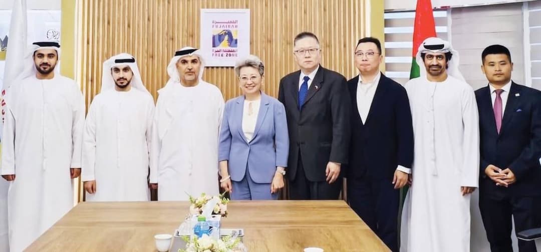 Officials from the Fujairah Free Zone Authority meet with the Chinese Consul General in Dubai to discuss bilateral economic and investment cooperation.