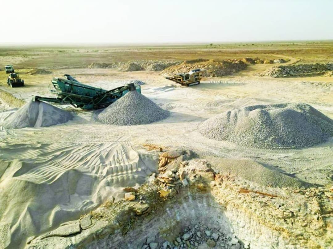 White silica sand grains, known as quartz sand, used as a primary raw material in silicon and technology manufacturing.