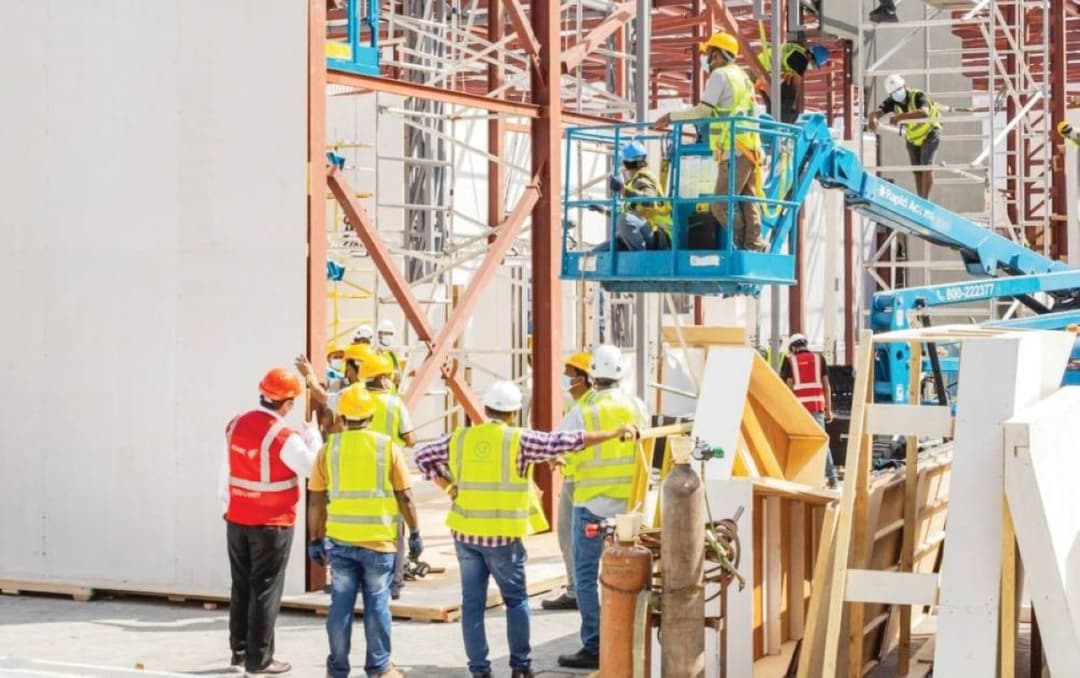 Outdoor workers at a construction site in the UAE during summer, subject to the midday work ban.