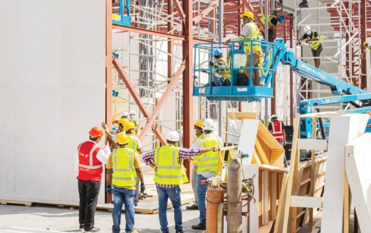 Outdoor workers at a construction site in the UAE during summer, subject to the midday work ban.