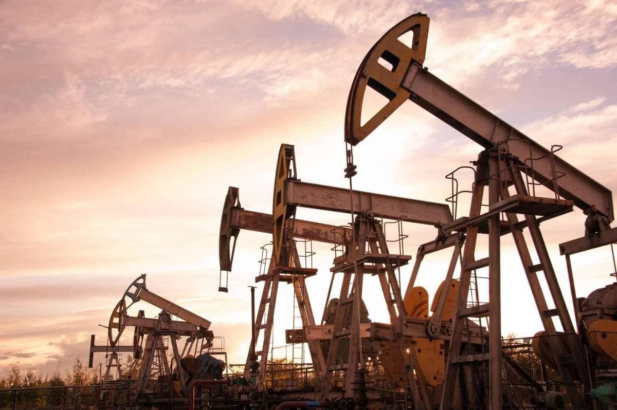 Oil storage tanks and refinery infrastructure representing crude oil market activity amid geopolitical tensions between the United States and Iran.