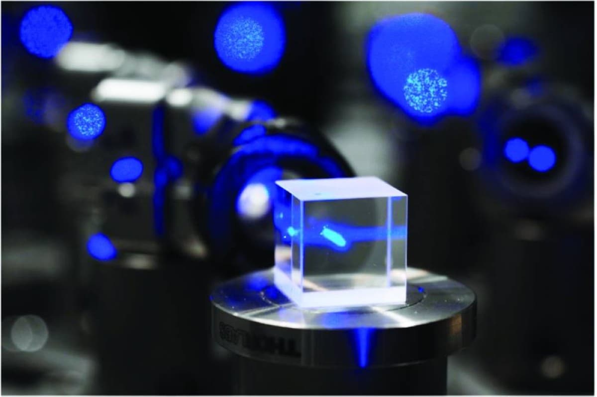 A quantum detector apparatus used in atom interferometry experiments for measuring gravitational waves and dark matter.