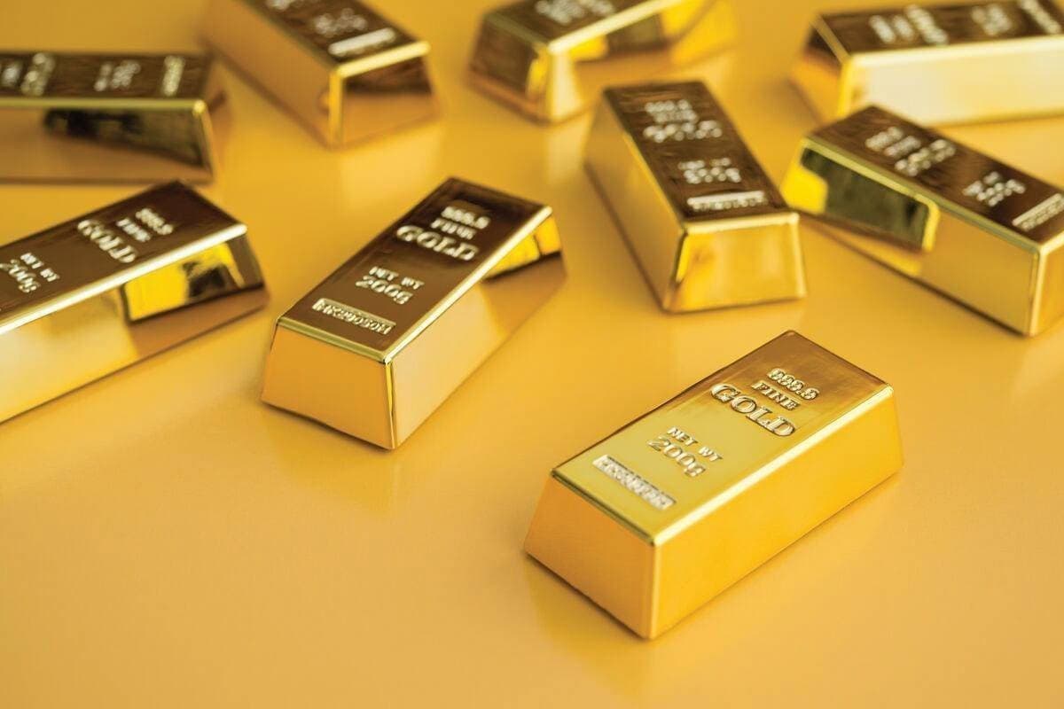 Gold bullion bars and coins representing weekly price movements in the precious metals market.
