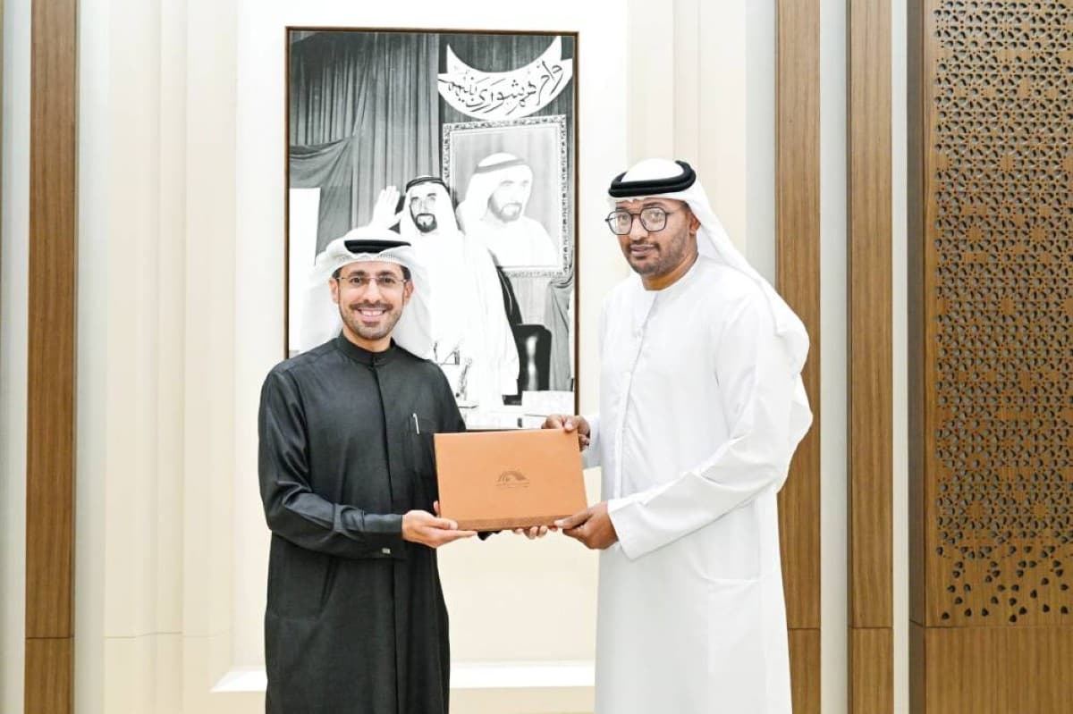 Dr. Omar Abdulrahman Al Nuaimi, Secretary-General of the Federal National Council, presenting an honour to Al Bayan newspaper during a meeting at the Council's General Secretariat.