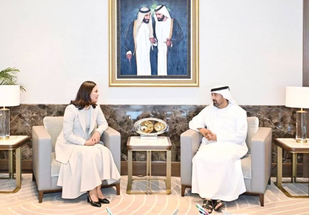 Sheikh Ahmed bin Saeed Al Maktoum meets with Assel Zhanassova, Deputy Head of the Presidential Administration of Kazakhstan, to discuss bilateral cooperation in aviation, logistics, tourism and trade.