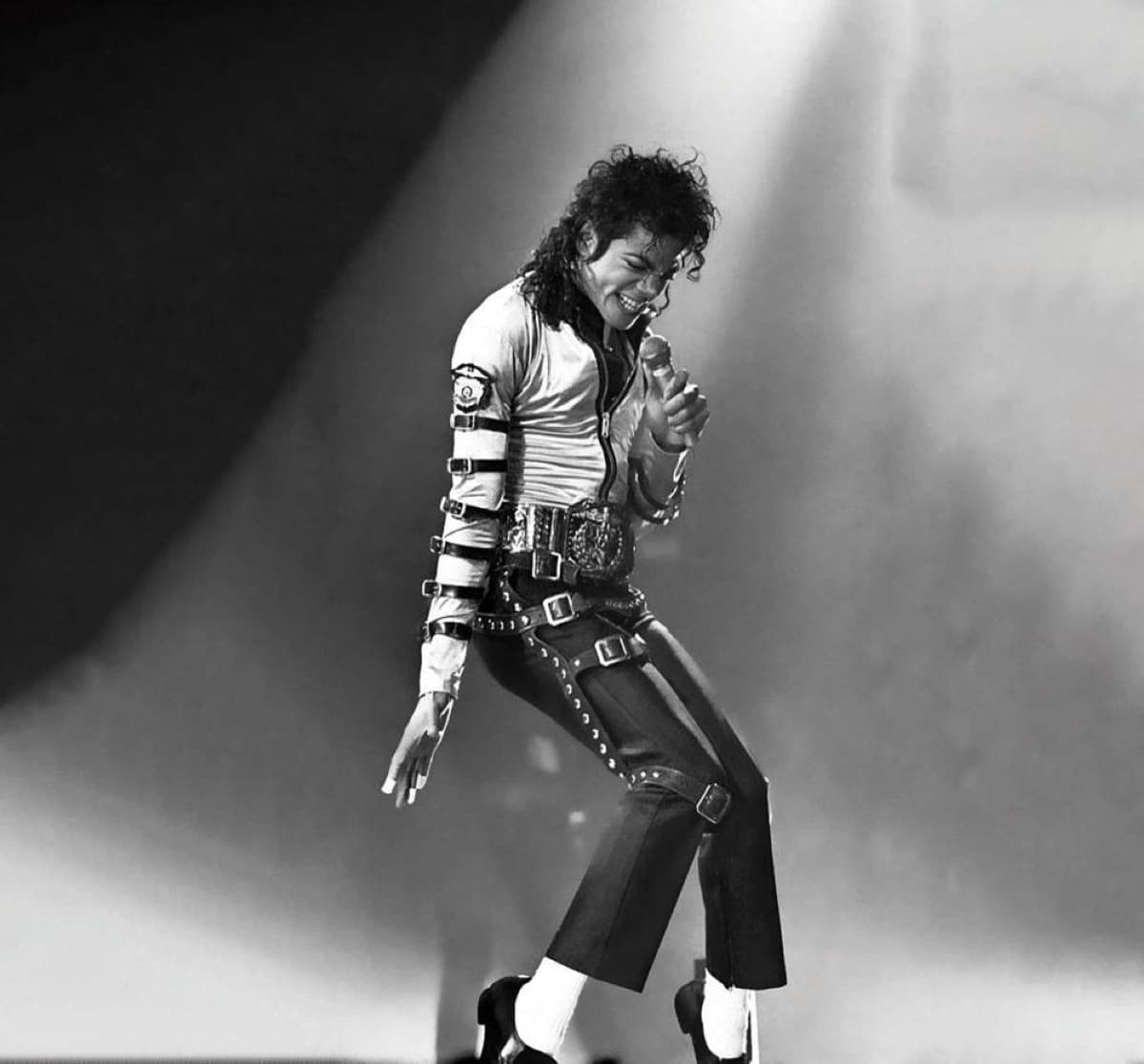 A conceptual illustration representing Michael Jackson's musical legacy and the fragmentation of pop music in the 1990s.