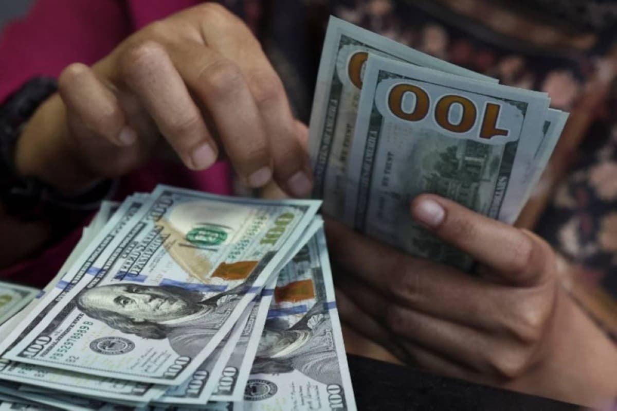 A US dollar banknote alongside other major currencies, illustrating the dollar's broad-based gains driven by expectations of a US interest rate hike.