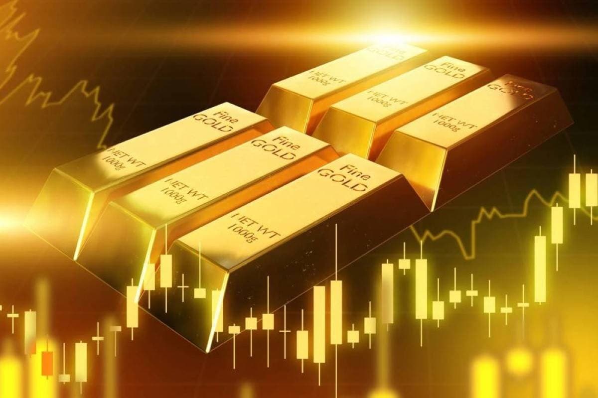 Gold bars and coins representing the precious metal's weekly price decline in commodities markets.