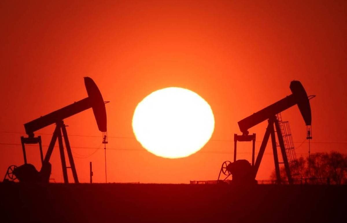 Oil storage tanks and crude pipelines illustrating the weekly decline in global oil prices.