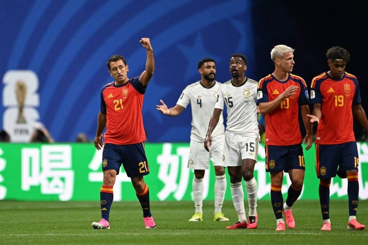 Saudi Arabia and Spain players in action during their 2026 FIFA World Cup group stage match.