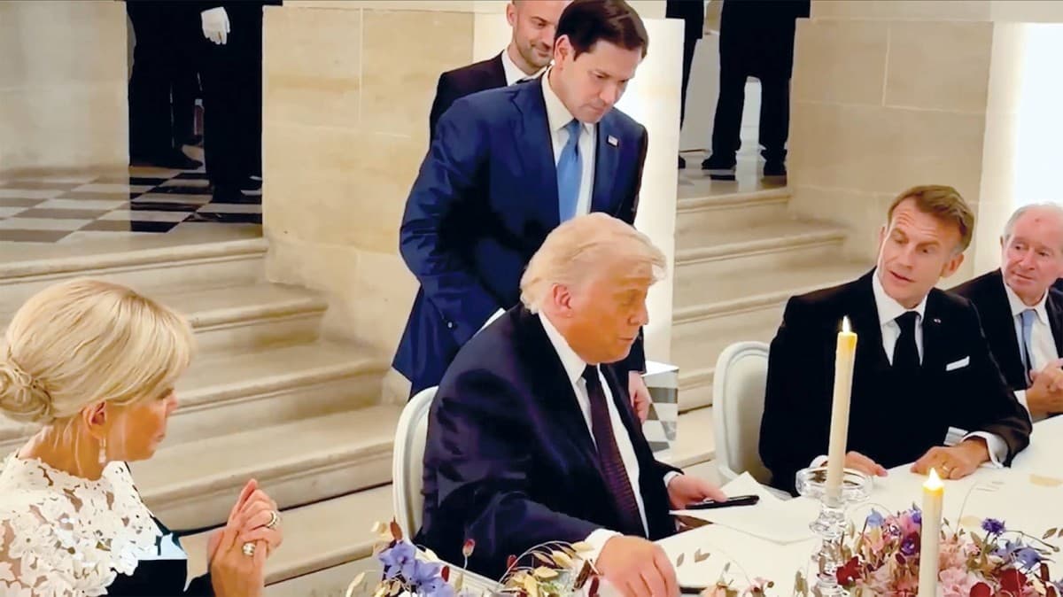 A scene illustrating US-Iran diplomatic tensions over the Strait of Hormuz amid ongoing negotiations.