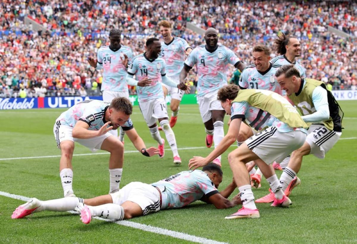 Senegal and Belgium players in action during their 2026 FIFA World Cup round-of-32 match at Seattle stadium.