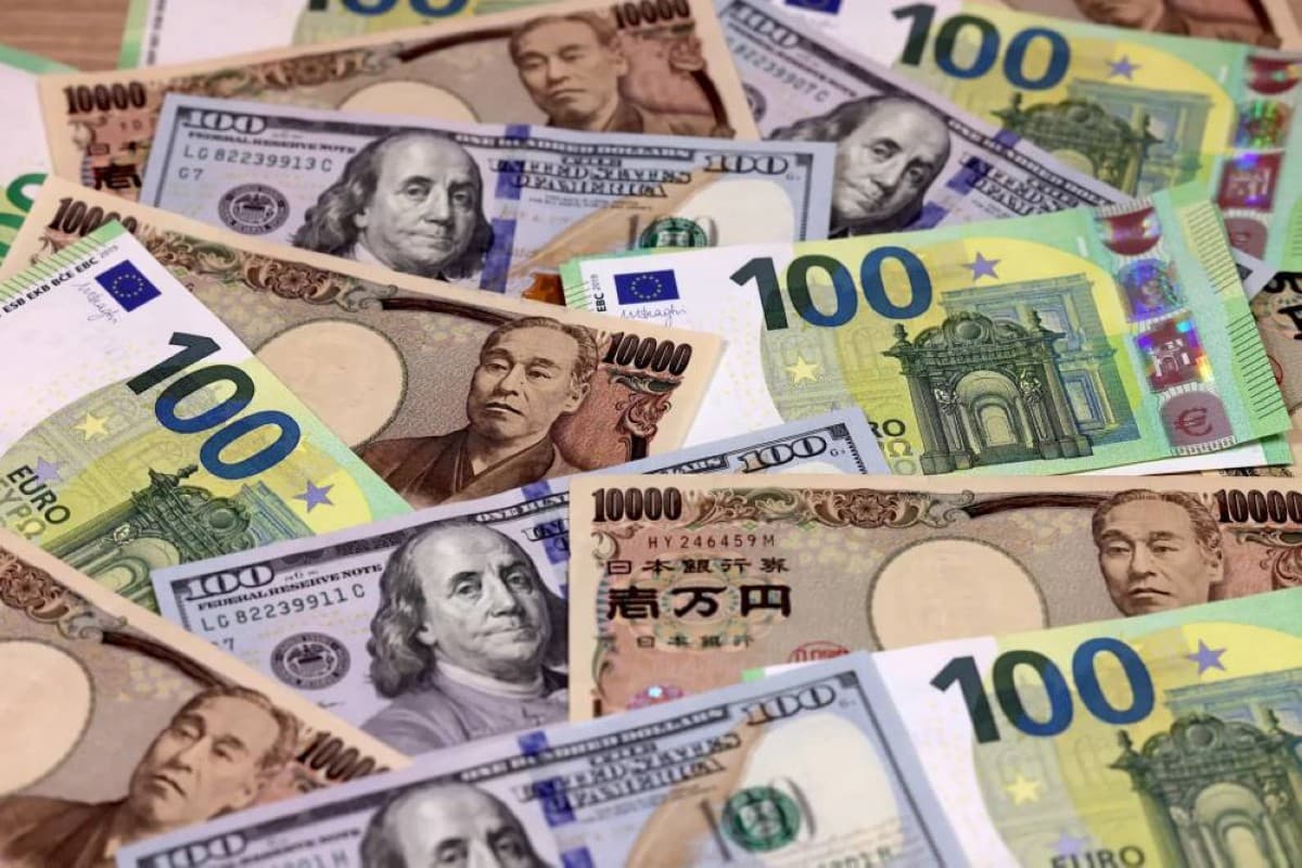 Currency trading board displaying the yen and dollar exchange rate movements amid speculation over Japanese authorities' intervention in currency markets.