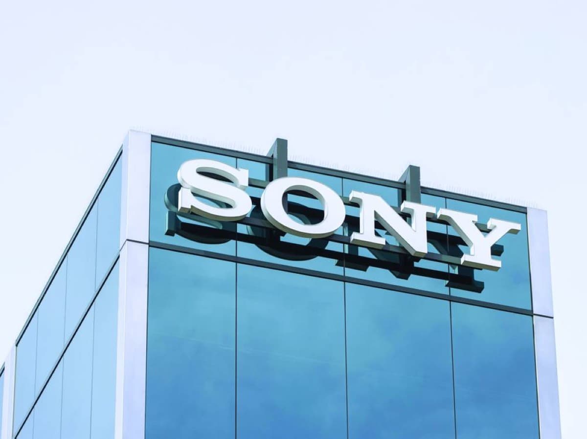 A PlayStation game disc alongside a PlayStation console, illustrating Sony's announcement to phase out physical game discs by 2028.