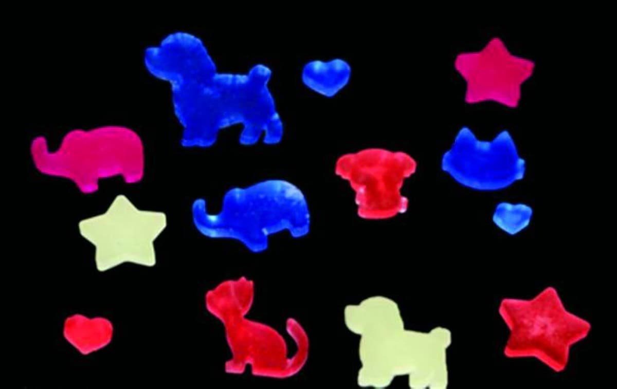 Microscopic silica capsules designed to encapsulate coloured materials in plastic packaging, enabling easier recycling through simple solvents.