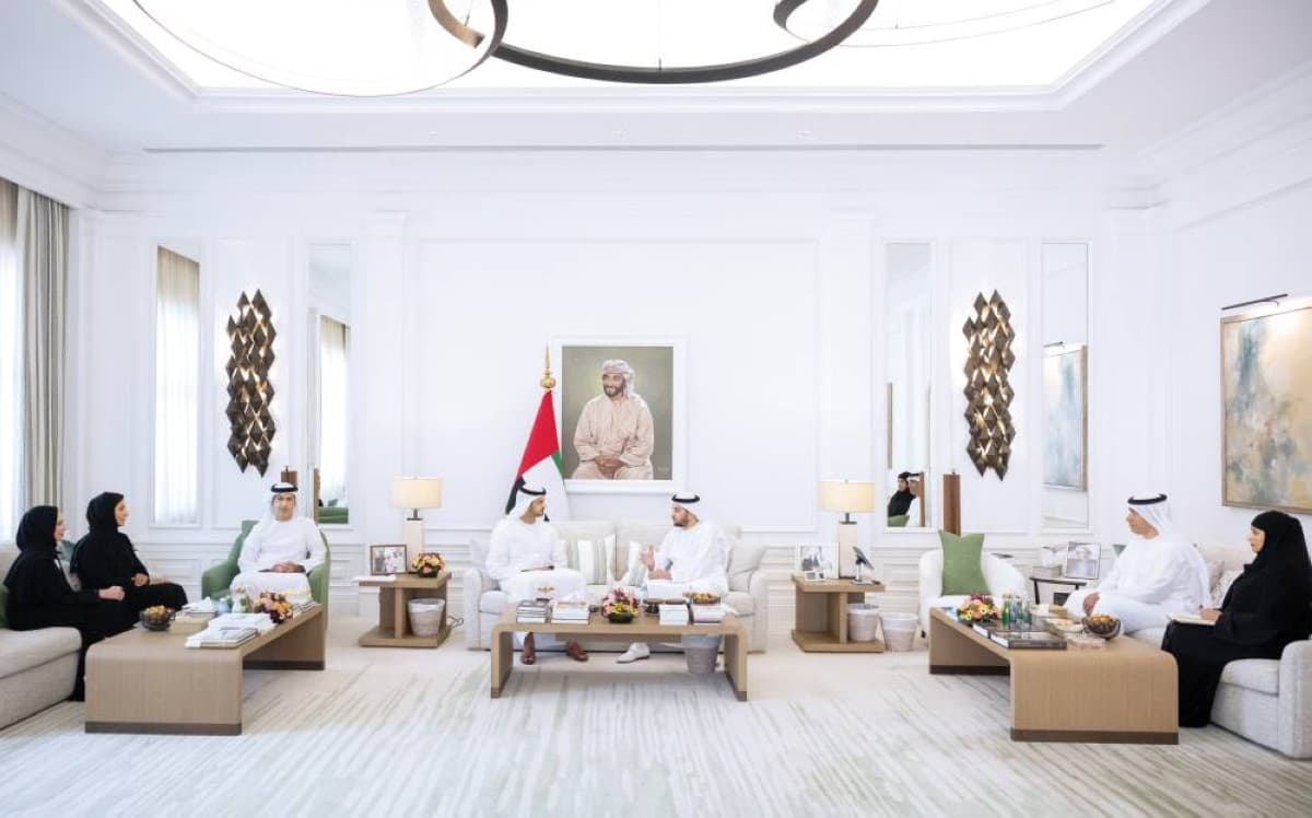 Sheikh Hamdan bin Zayed Al Nahyan meets with the Department of Community Development – Abu Dhabi delegation at Al Nakheel Palace in the Al Dhafra Region.