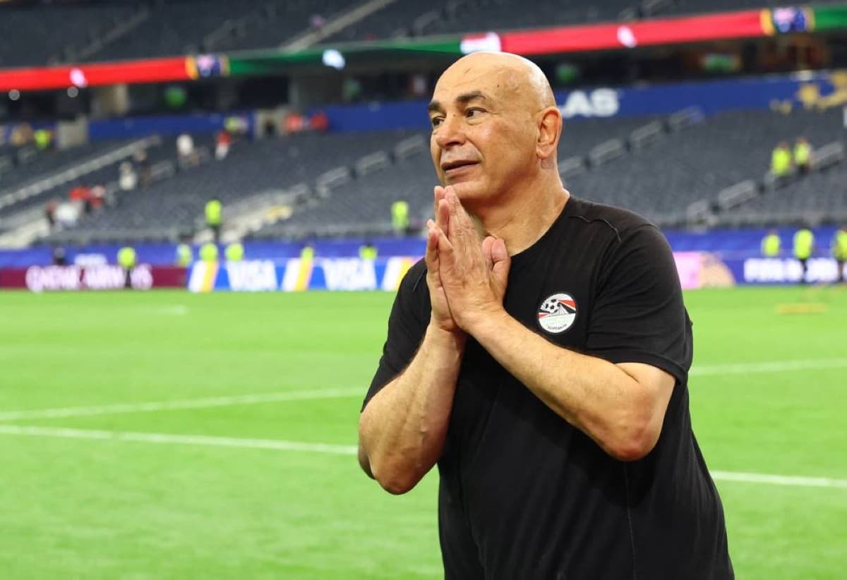 Egypt head coach Hossam Hassan addresses his players on the pitch during their 2026 FIFA World Cup match against Australia.