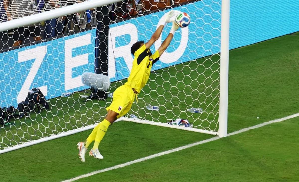 Cape Verde goalkeeper Vozinha makes a save against Argentina during their 2026 World Cup match.