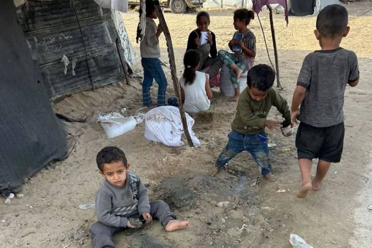 Displaced Palestinians in overcrowded shelter conditions in the Gaza Strip amid a worsening humanitarian and health crisis.