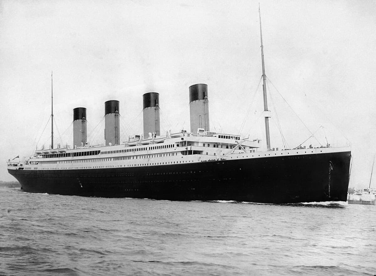 A fleet of approximately 1,500 drones forms a life-size illuminated silhouette of RMS Titanic in the night sky near the Statue of Liberty in New York.