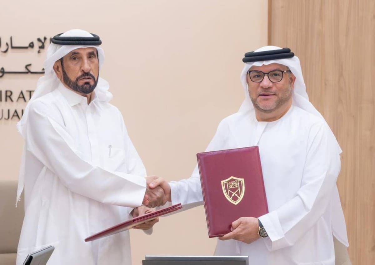 A signing ceremony between representatives of the Fujairah government and Union Refinery for a petrol production purchase agreement.