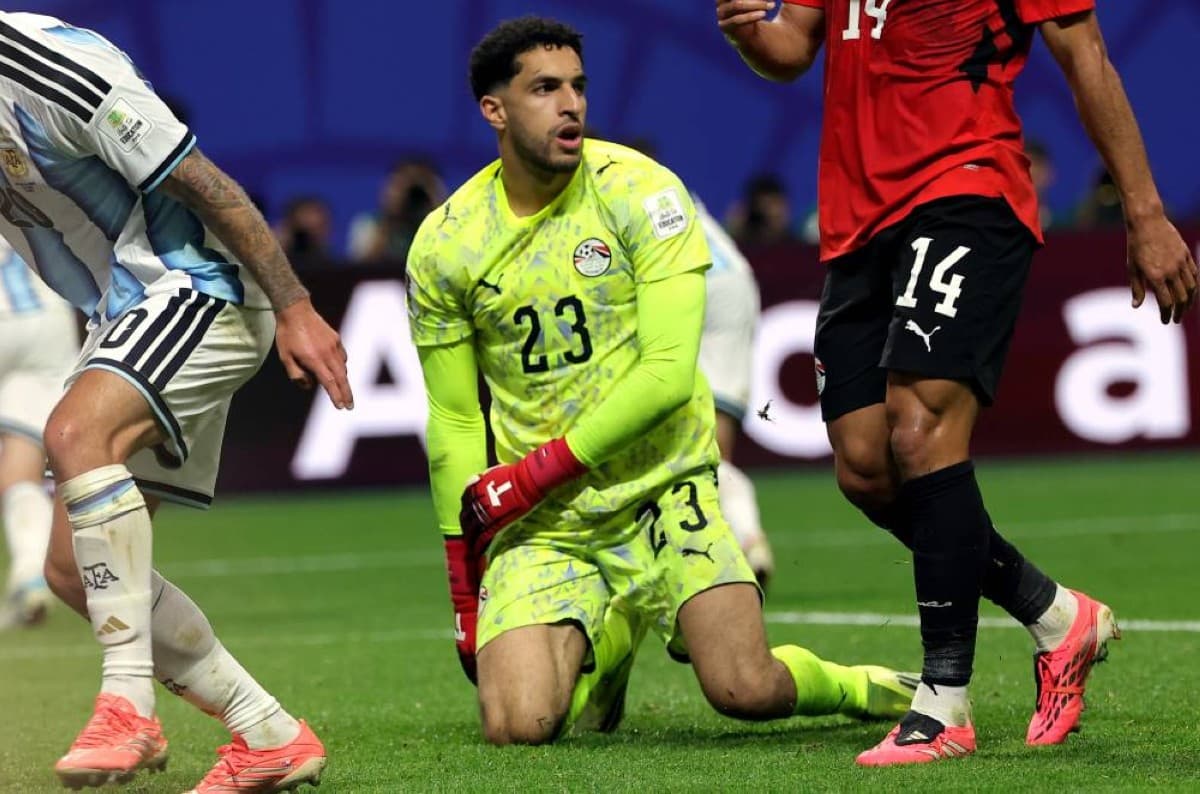 Lionel Messi reacts after missing a penalty kick during Argentina's round-of-16 match against Egypt at the 2026 FIFA World Cup, with Egyptian goalkeeper Mostafa Shobair celebrating the save.