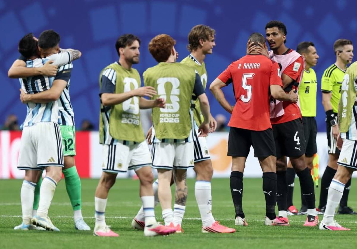 Egypt and Argentina players contest the round-of-16 2026 FIFA World Cup match in a tense encounter decided in stoppage time.