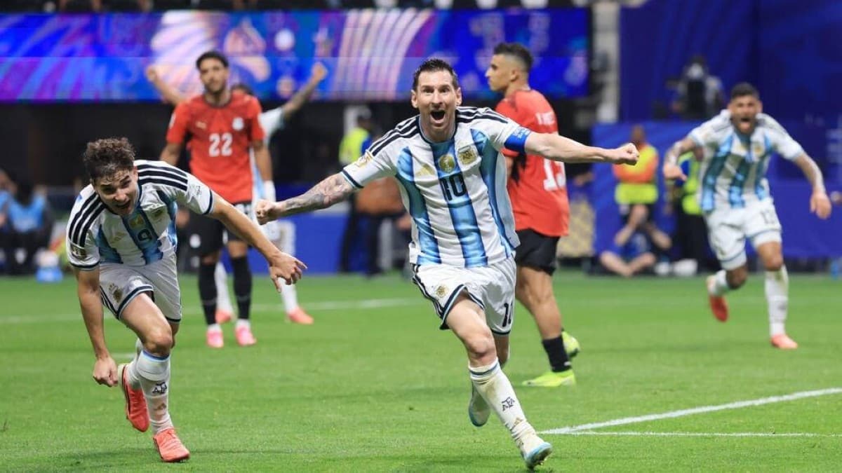 Egyptian football fans react with disappointment following Egypt's 3-2 round-of-16 defeat to Argentina at the 2026 World Cup.