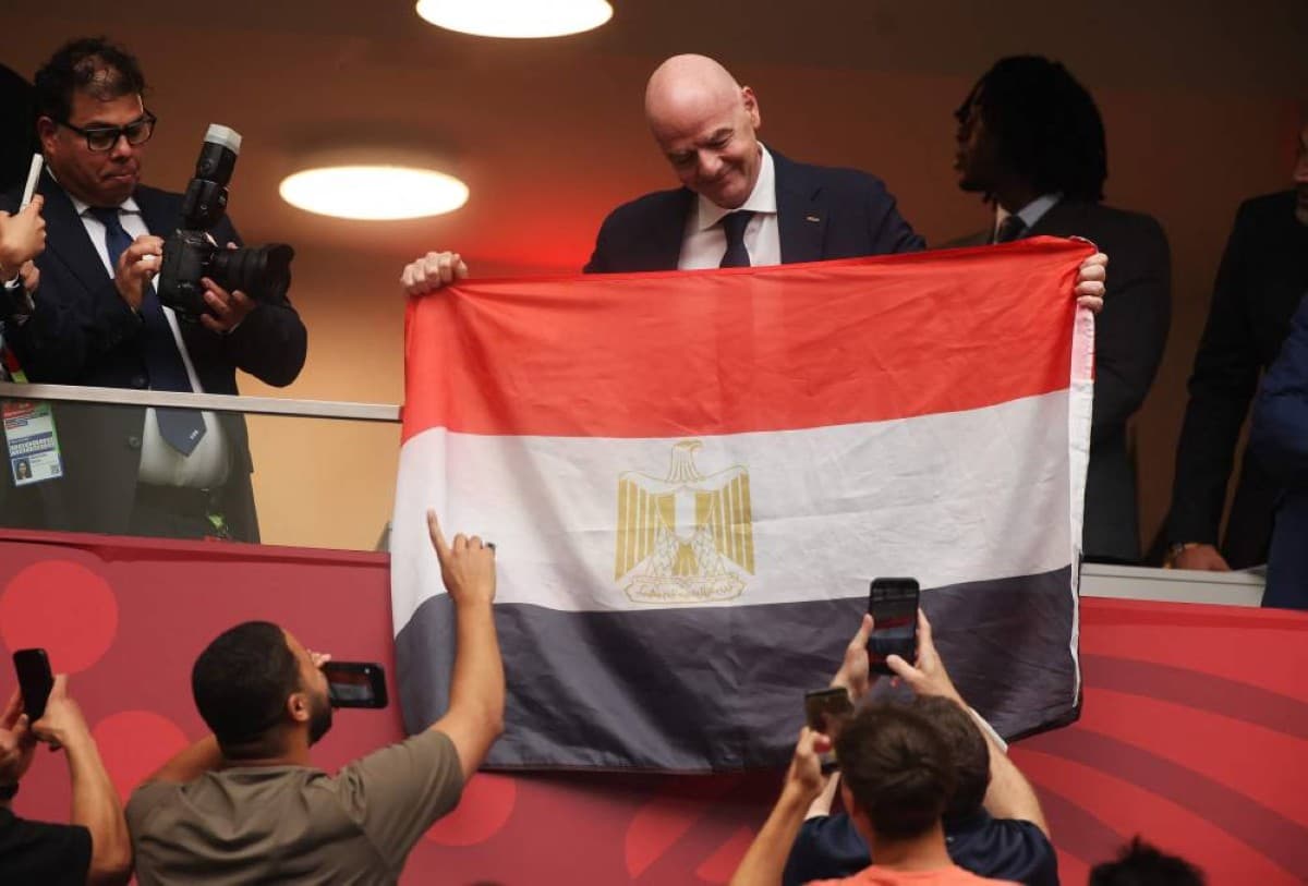 FIFA President Gianni Infantino holds up Egypt's flag before the Colombia vs Switzerland round-of-16 match at the 2026 FIFA World Cup.