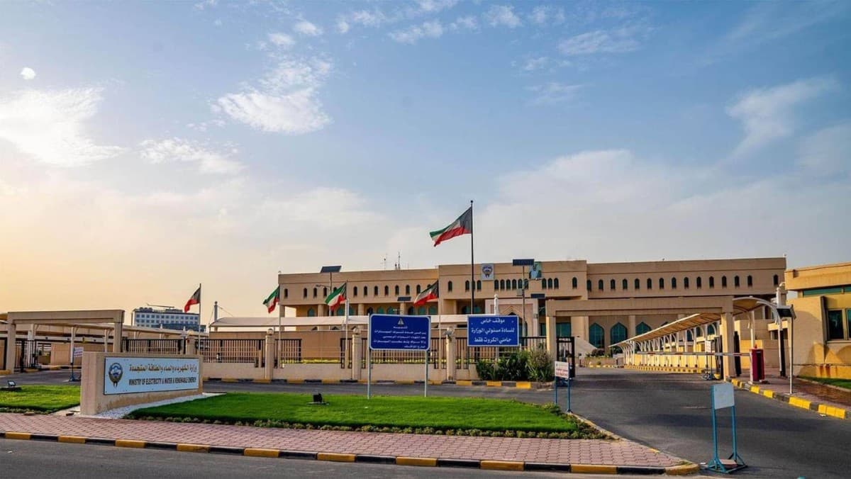 Emergency crews working to restore electricity transmission lines in Kuwait following a widespread power outage affecting multiple areas of the country.
