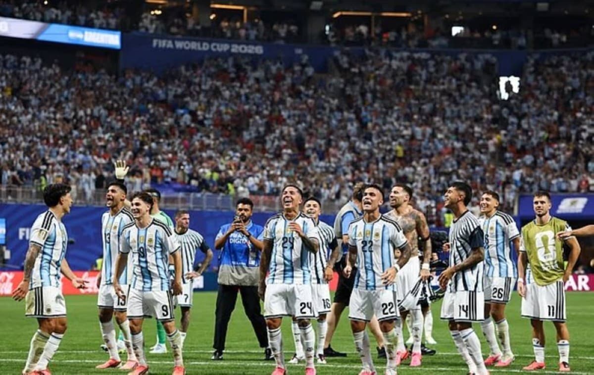 Argentine players celebrate in their dressing room after a dramatic 3-2 comeback victory over Egypt in the 2026 World Cup round of 16.