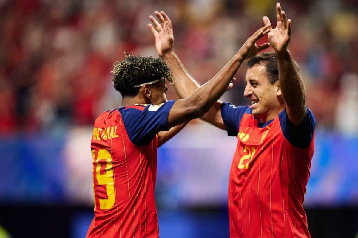 Mikel Oyarzabal celebrates a goal for Spain during the 2026 World Cup, with Lamine Yamal visible in the background.