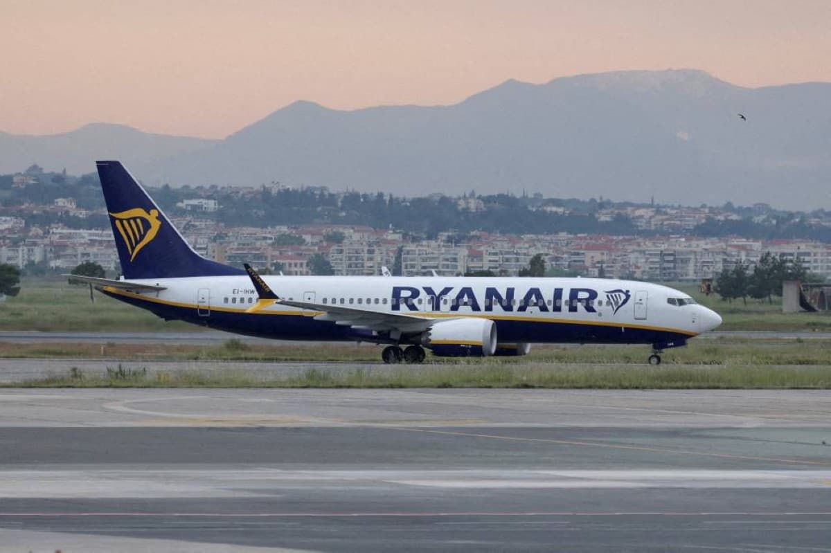 A Ryanair aircraft on the tarmac, representing the flight that returned to Thessaloniki after a window detached mid-air.