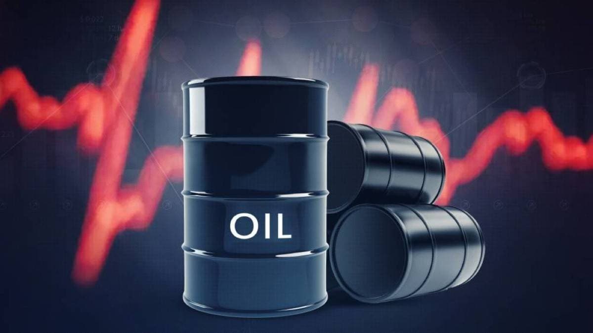 Oil storage tanks and crude pipelines reflecting rising market prices amid renewed US-Iran geopolitical tensions.