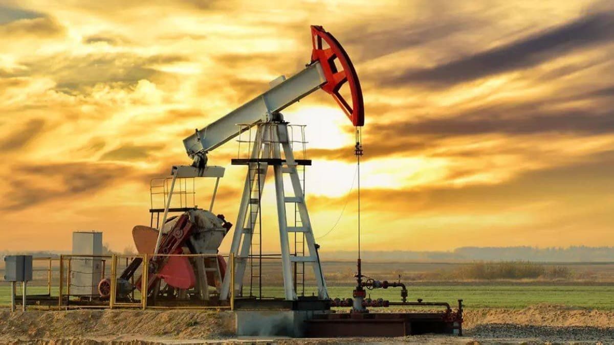 Oil storage tanks and refinery infrastructure reflecting the sharp rise in global crude oil prices amid Middle East tensions.