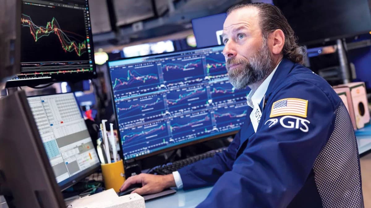 Traders monitor global stock market indices on screens as equities diverge amid rising US-Iran tensions and climbing oil prices.