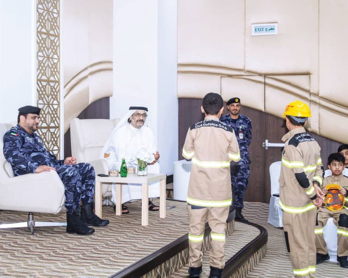 Abdullah Hamdan bin Dalmook delivers a lecture on Emirati Al Sunna values to participants in the Friends of Civil Defence initiative in Fujairah.