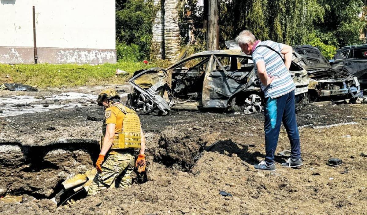 Soldiers in military gear amid the ongoing Russia-Ukraine conflict, reflecting the intensifying battlefield situation and diplomatic efforts to reach a ceasefire.