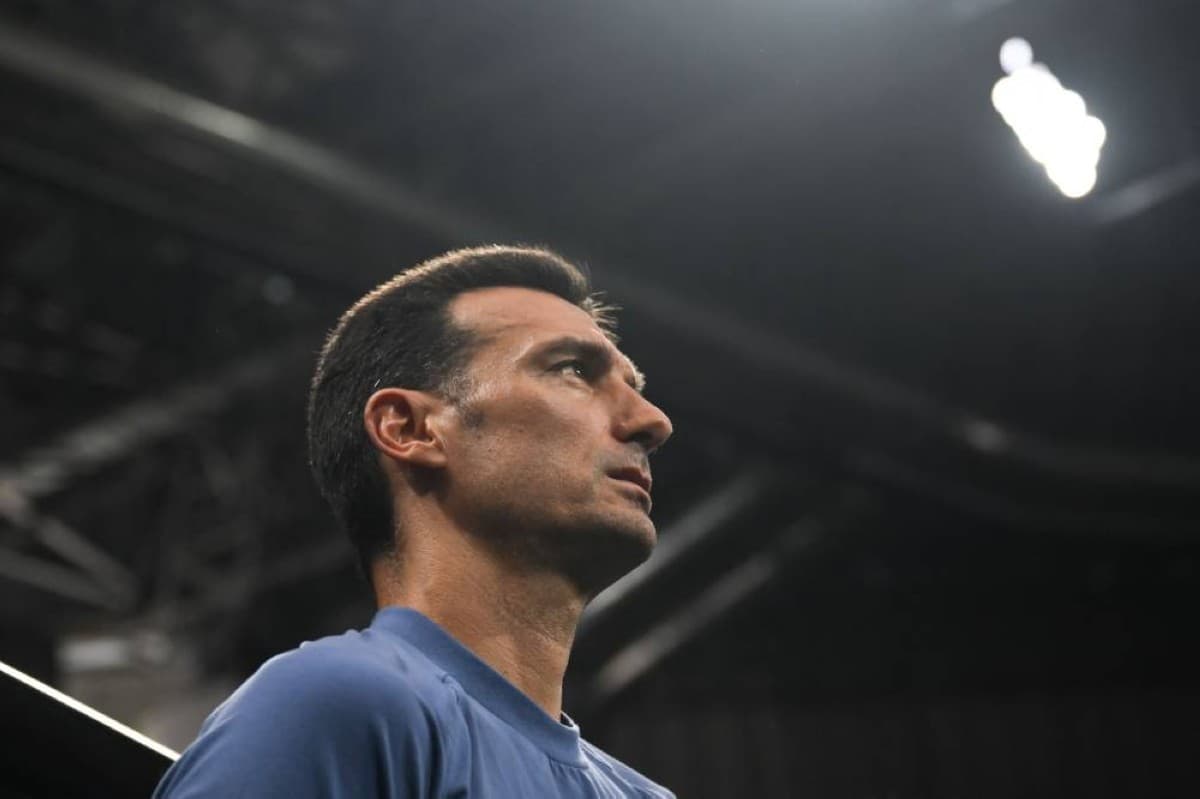 Lionel Scaloni coaching Argentina during their 2026 World Cup semi-final match against England.