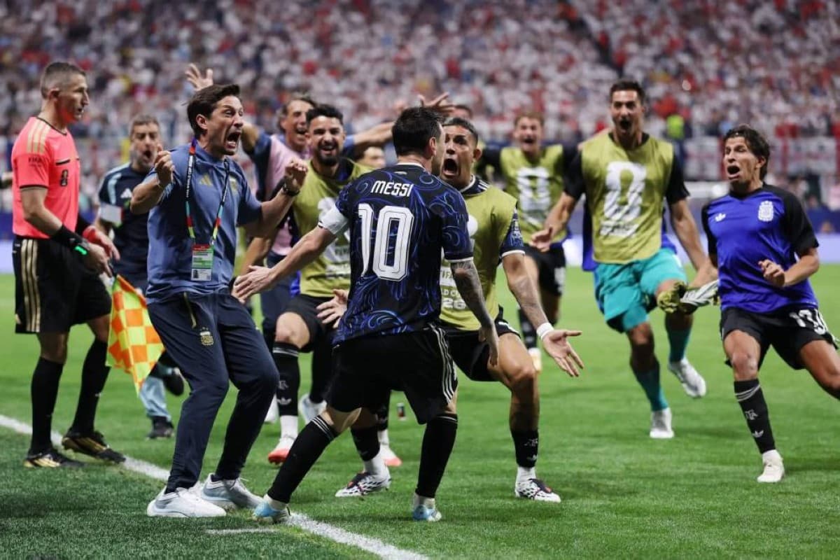 Argentina players celebrate after completing a dramatic comeback against England to reach the 2026 World Cup final at Mercedes-Benz Stadium in Atlanta.