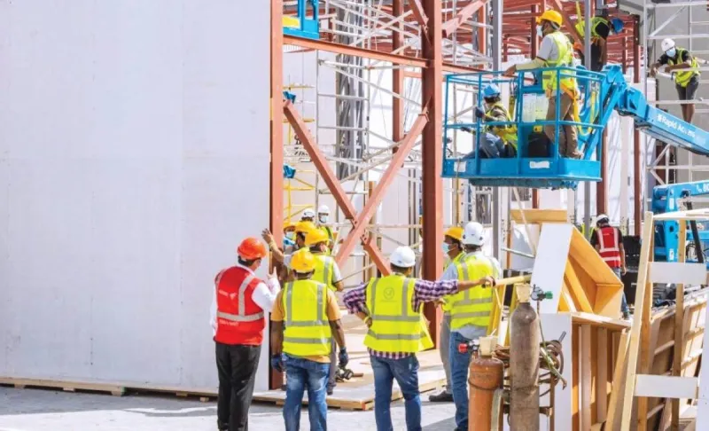 Workers at an outdoor construction site in the UAE during summer, illustrating the country's regulated labour environment and midday work ban policy.