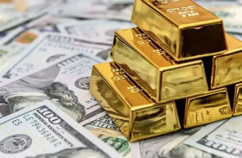 Gold bars and US dollar banknotes illustrating the impact of the US jobs report on currency and commodity markets.