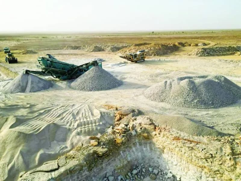 White silica sand grains, known as quartz sand, used as a primary raw material in silicon and technology manufacturing.