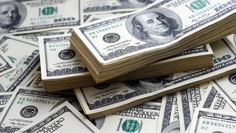 Currency exchange rate board showing the US dollar weakening against major currencies amid news of a US-Iran peace agreement.