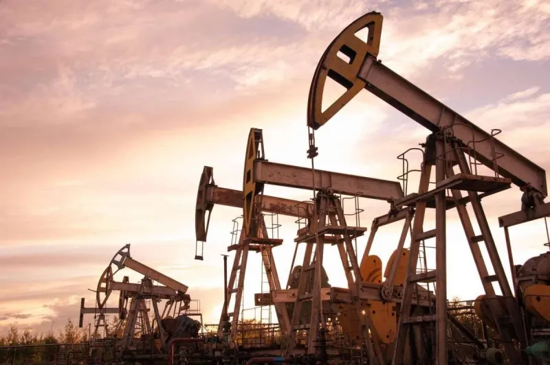 Oil storage tanks and refinery infrastructure representing crude oil market activity amid geopolitical tensions between the United States and Iran.