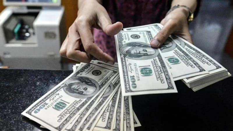 Currency exchange display showing the US dollar rate against the euro and other major currencies.