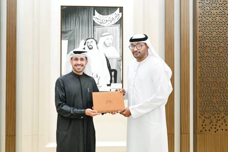 Dr. Omar Abdulrahman Al Nuaimi, Secretary-General of the Federal National Council, presenting an honour to Al Bayan newspaper during a meeting at the Council's General Secretariat.