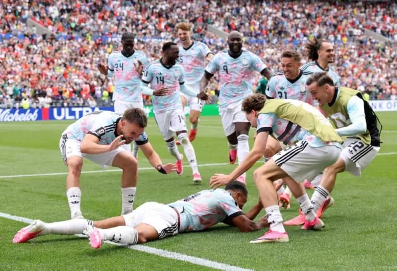 Senegal and Belgium players in action during their 2026 FIFA World Cup round-of-32 match at Seattle stadium.