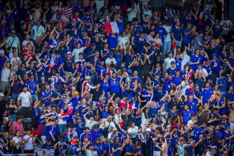 Fans gathered outside a stadium in Philadelphia under bright sunshine ahead of the France vs Paraguay 2026 World Cup round-of-16 match.