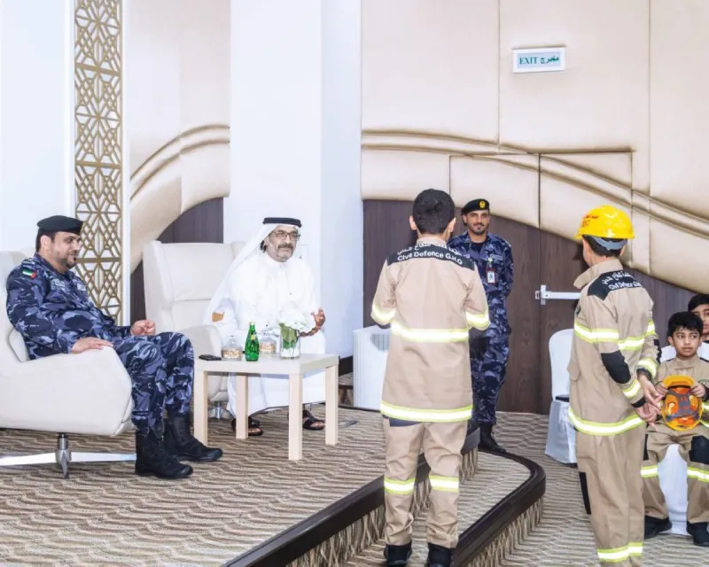 Abdullah Hamdan bin Dalmook delivers a lecture on Emirati Al Sunna values to participants in the Friends of Civil Defence initiative in Fujairah.